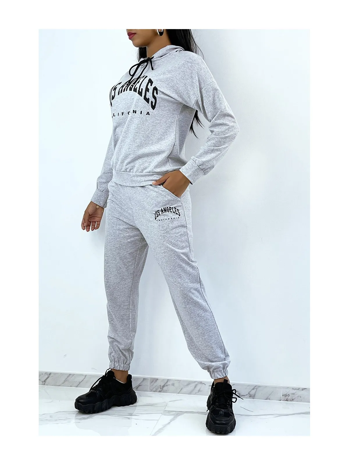 Ensemble de survêtement gris avec sweat à capuche et jogging